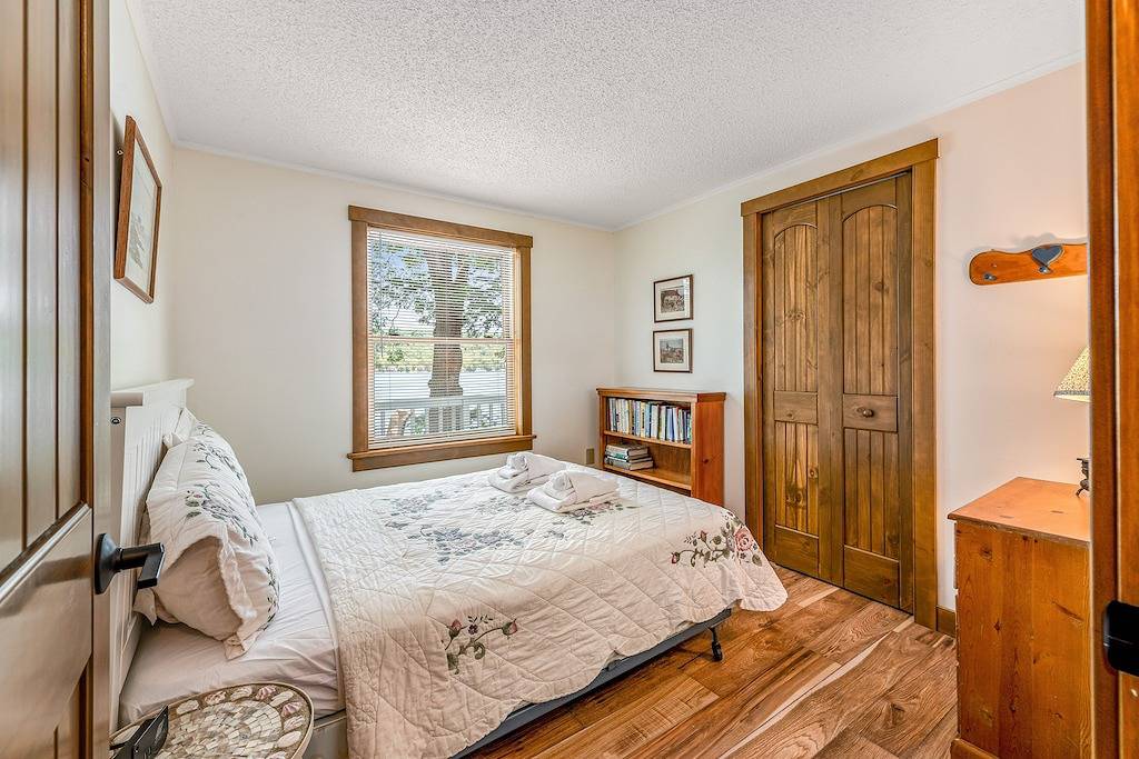 Hundefreundliches Haus am See mit möbliertem Deck und eigenem Steg in Keuka Lake