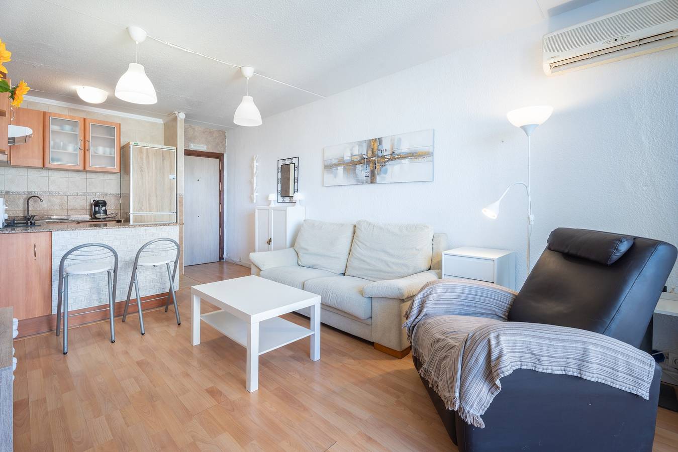 Apartamento entero, Apartamento 'Mabel' con piscina compartida, Wi-Fi y aire acondicionado in Playa Puebla de Farnals, Puebla de Farnals