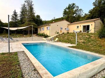 Location de vacances pour 6 personnes, avec vue ainsi que jardin et piscine à Sampzon