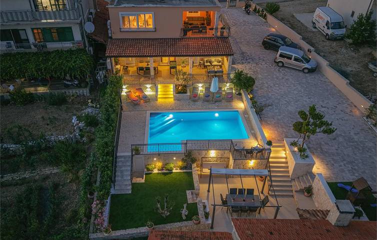 Ganze Ferienwohnung, Reizende 2-Zimmer-Wohnung mit Pool, Terrasse und WLAN in Küstennähe in Šibenik-Knin