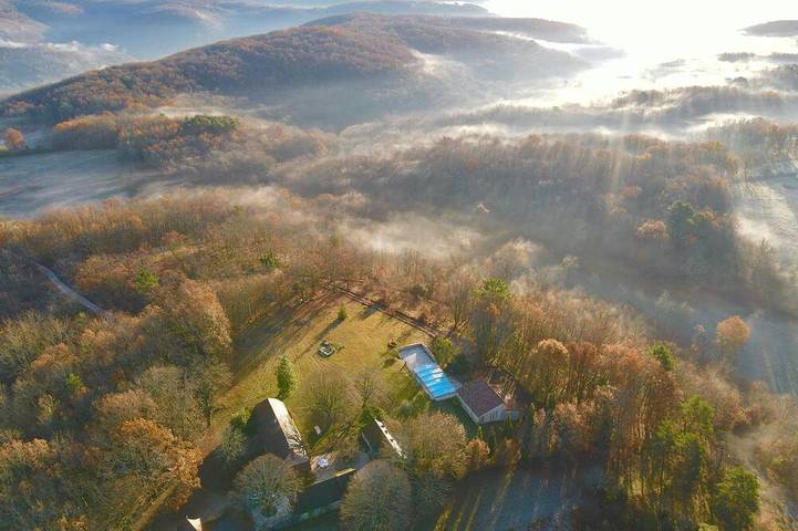 Location de vacances pour 4 personnes, avec Jacuzzi et Terrasse ainsi que Jardin et Piscine à Simeyrols