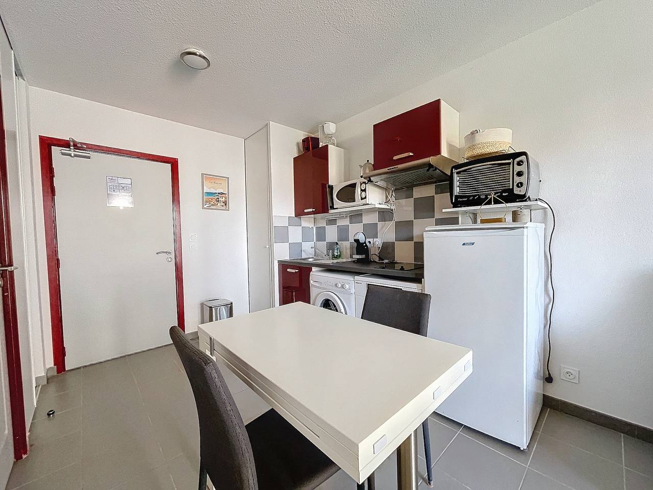Entire apartment, Charming Apartment with Terrace, A/C, and Pool Access near Mediterranean Beach in La Côte Vermeille, Argelès-sur-Mer