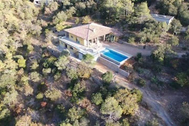 Location de vacances pour 11 personnes, avec vue ainsi que jardin et piscine à Cabasse - 4