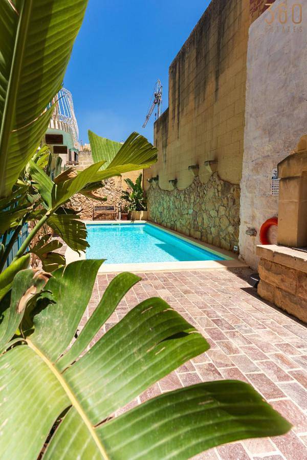 Villa per 11 persone, con Balcone e Terrazza nonché Giardino e Piscina a Garbo