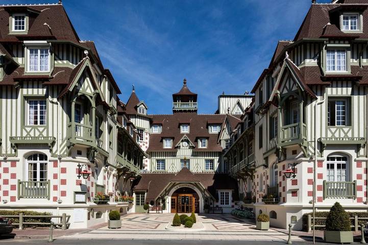 Hôtel pour 3 personnes, avec jardin et sauna ainsi que vue et piscine, animaux acceptés dans Casino de Deauville