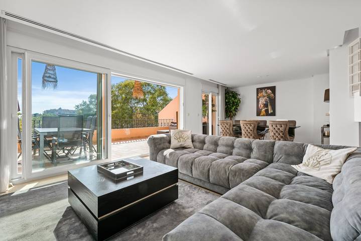 Ganze Wohnung, Apartment 'Marbella Duplex Penthouse' mit Meerblick, WLAN und Klimaanlage in Nueva Andalucia Golf Valley, Marbella