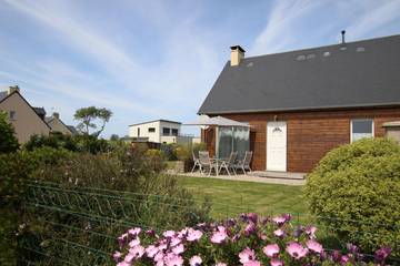 Gîte pour 6 personnes, avec jardin à Montfarville