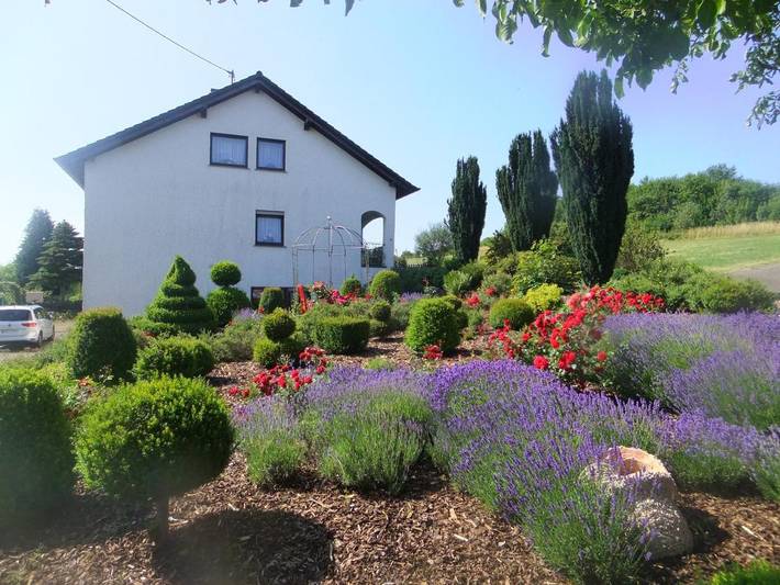 Ferienwohnung für 6 Personen, mit Terrasse und Garten sowie Kinderpool und Ausblick in Beuren (Hochwald)