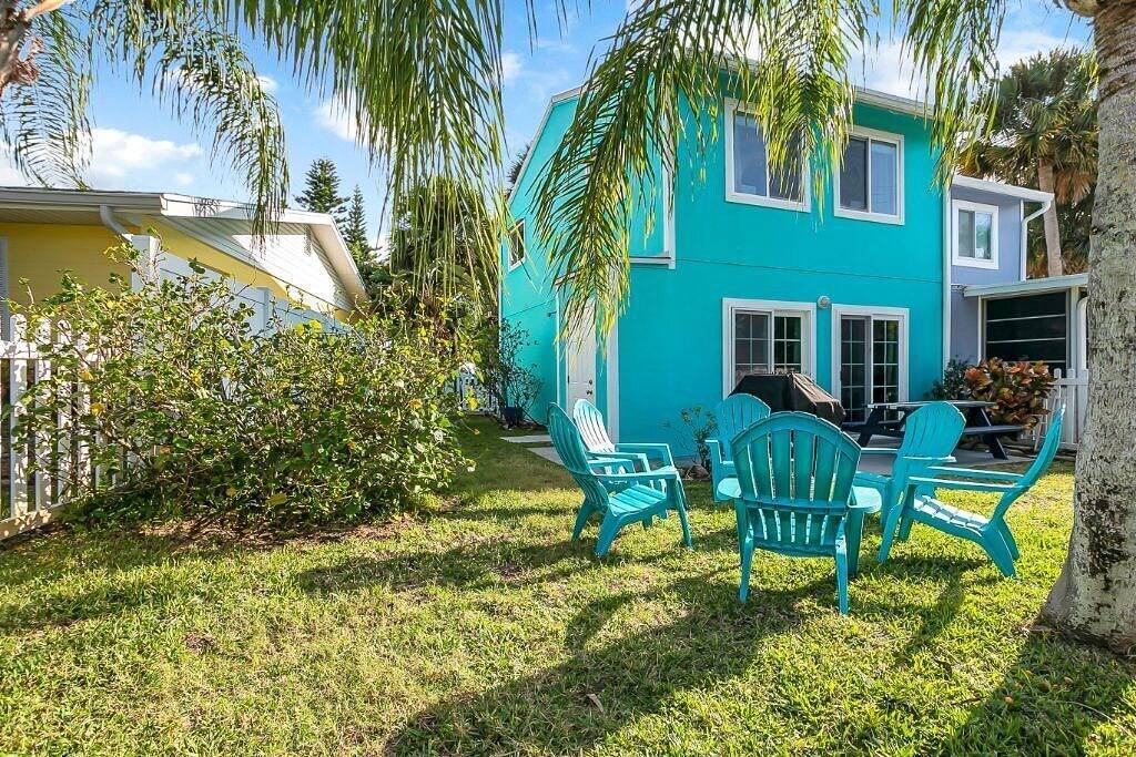 Private home with fenced yard. Walk to the Beach! in New Smyrna Beach, Florida