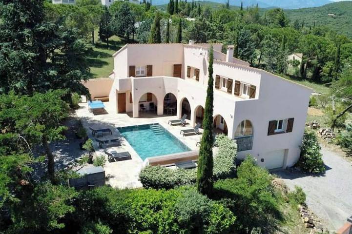 Location de vacances pour 8 personnes, avec jardin et jacuzzi à Llauro