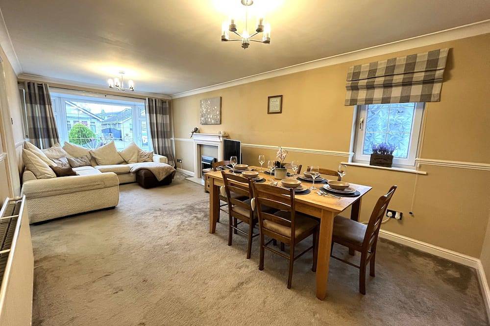 Escape to our tranquil 3-bedroom bungalow in Wakefield, Entire home. in Wakefield, West Yorkshire