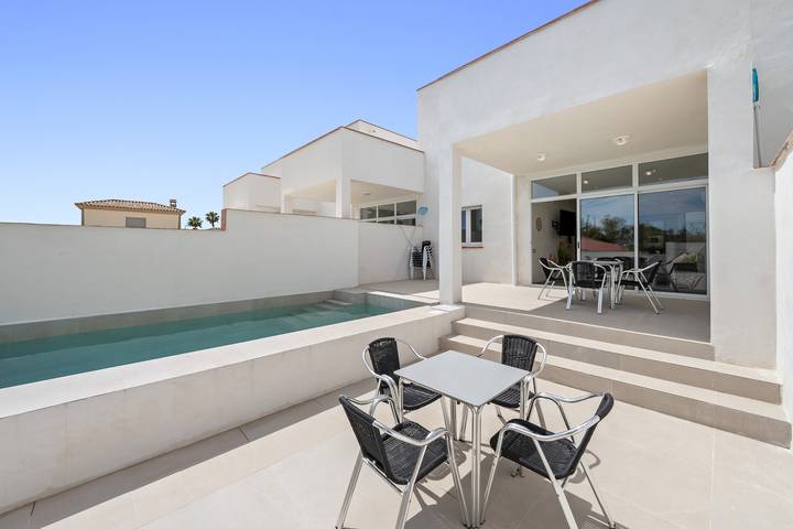 Ferieudlejning for 14 personer, med have, husdyr tilladt i Costa Dorada