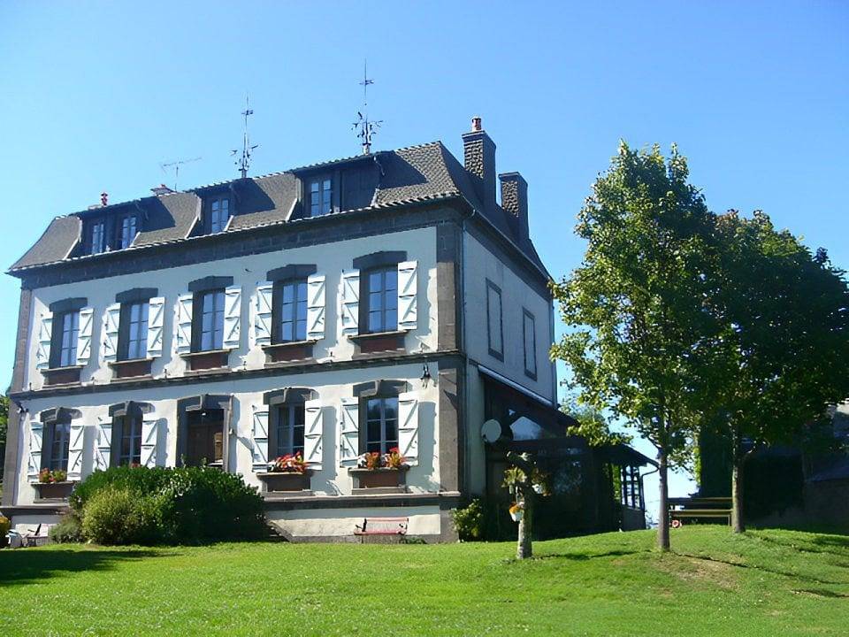 Domaine de Fondain - Chambre Jonquille in Laqueuille, Parc naturel régional des Volcans d'Auvergne