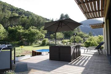 Gîte pour 4 personnes, avec vue ainsi que piscine et jardin à Curnier