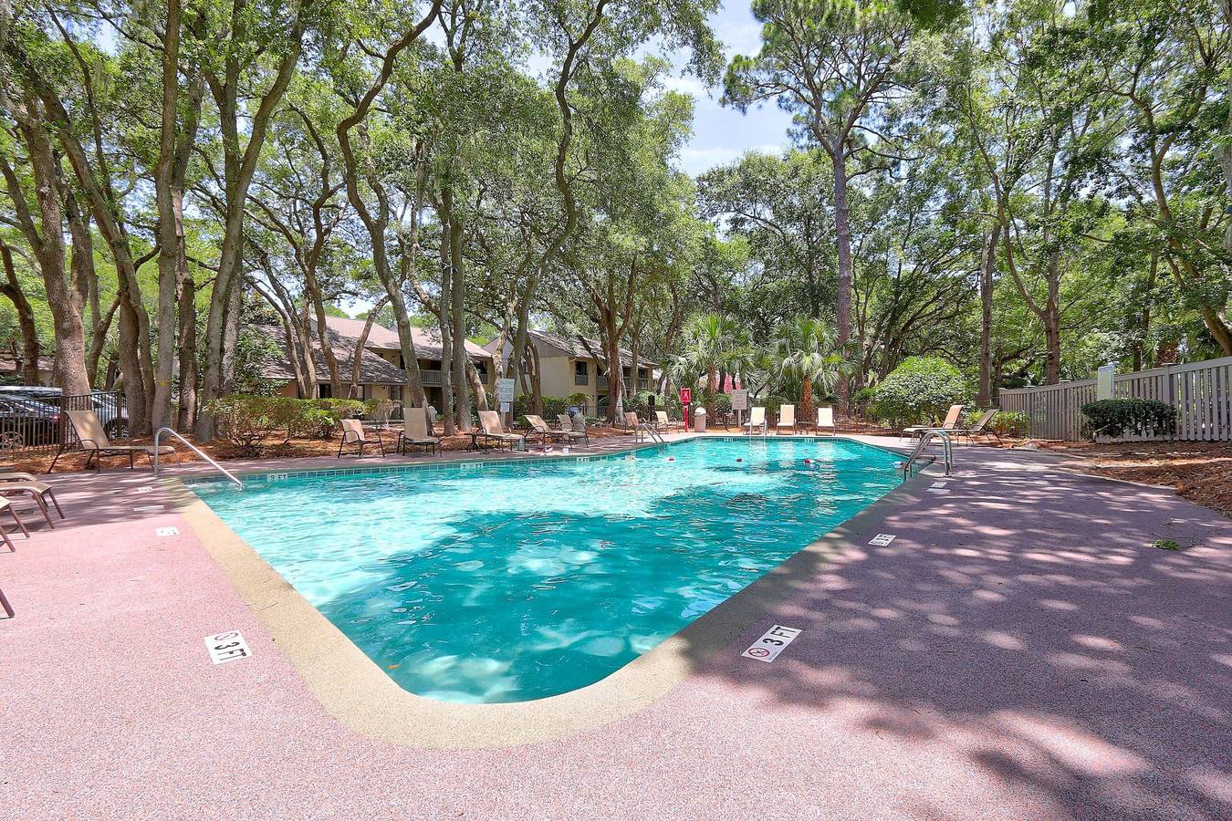 Entire apartment, Steps to Beach-Hilton Head Condo-Pet Friendly in Folly Field, Beaufort County