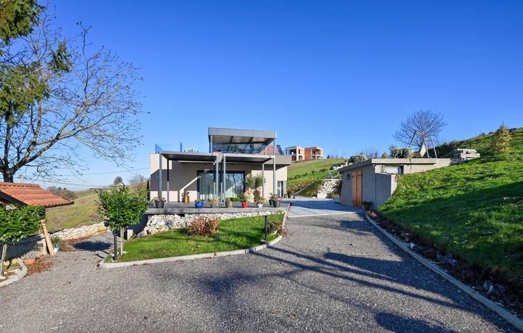 Ferienhaus für 10 Personen, mit Terrasse und Ausblick sowie Pool und Garten, mit Haustier