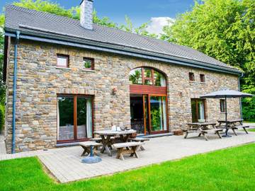 Gîte pour 23 personnes, avec terrasse ainsi que sauna et jardin dans Longfaye