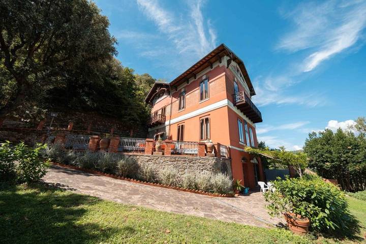 Villa per 12 persone, con giardino e panorama nonché piscina, con animali domestici a Montecatini Terme