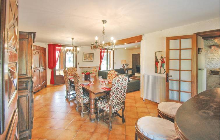 220 sq ft Apt with Pool & Parking in Flaujac-Poujols in Flaujac-Poujols, Quercy