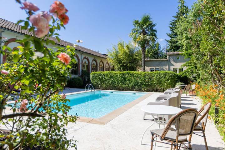 Hôtel pour 4 personnes, avec jardin ainsi que vue et piscine, animaux acceptés