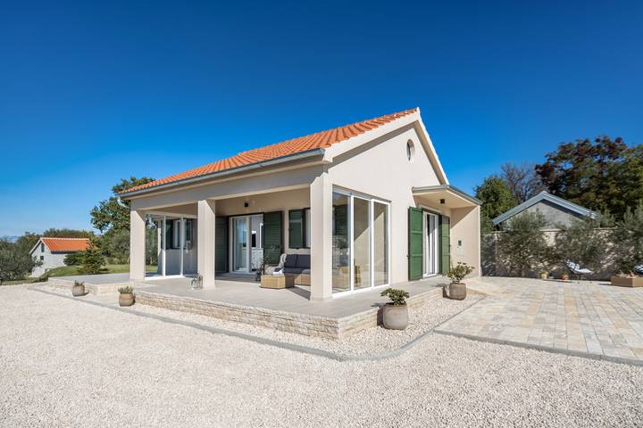Villa für 4 Personen, mit Garten und Sauna sowie Terrasse und Whirlpool in Zadar - 3