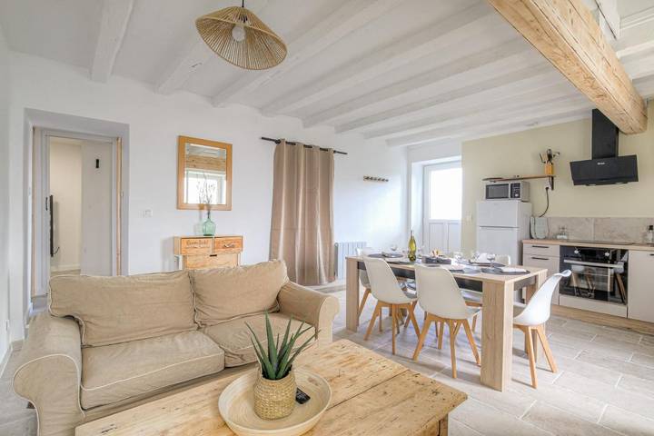 Location de vacances pour 6 personnes, avec vue et balcon à Charentay - 3