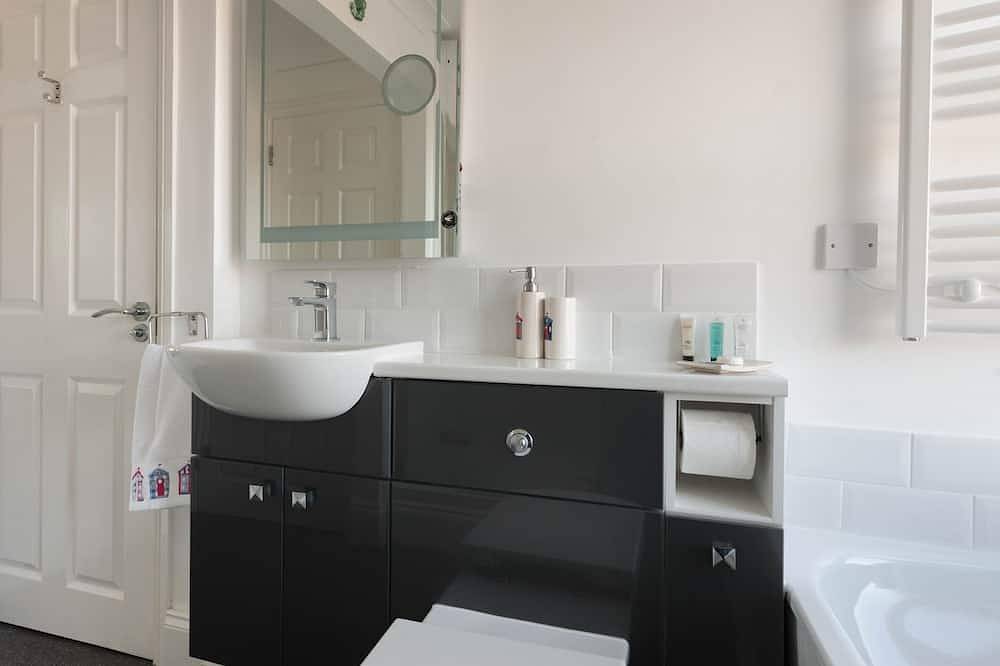 Viking View - sleeps 4 guests  in 2 bedrooms in Botany Bay, Kent