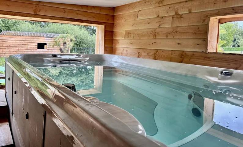 Chambre d’hôte pour 2 personnes, avec piscine ainsi que jacuzzi et jardin
