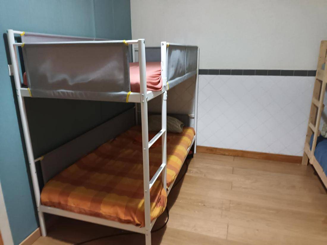 Bett 14 in einem gemischten Schlafsaal mit 6 Betten in Costa de Lisboa