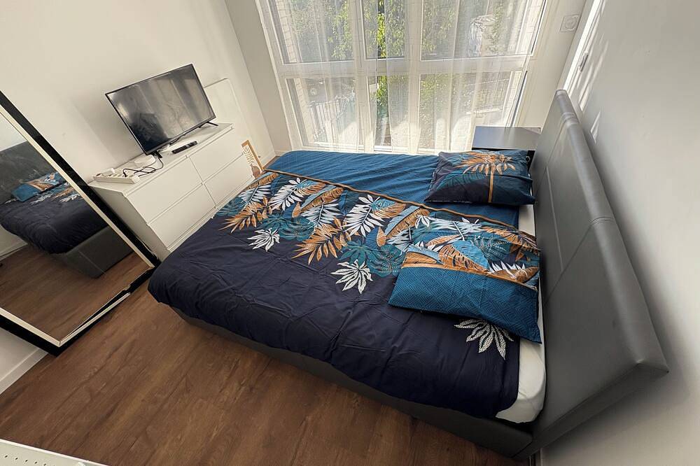 Chambre chez l'habitant avec vue sur parc, située  à 15 min en metro de Paris in Bois-Colombes, Hauts-de-Seine