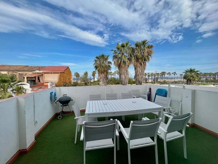 Apartamento para 14 personas, con Balcón además de Terraza y Jardín en Playa de la Malvarrosa