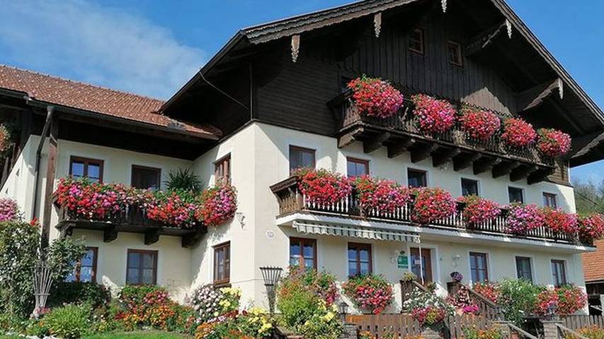 Ferienwohnung für 4 Personen, mit Garten und Seeblick sowie Ausblick und Balkon, kinderfreundlich in Irrsee