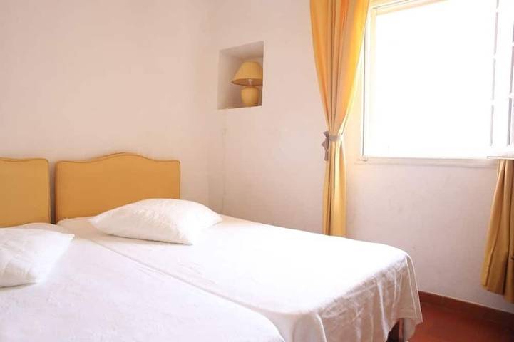 Ganze Wohnung, Sehr schöne Maisonette-Wohnung, Terrasse und Panoramablick in einem mittelalterlichen Dorf in La Cadière-d'Azur, Mittelmeerküste (Frankreich)