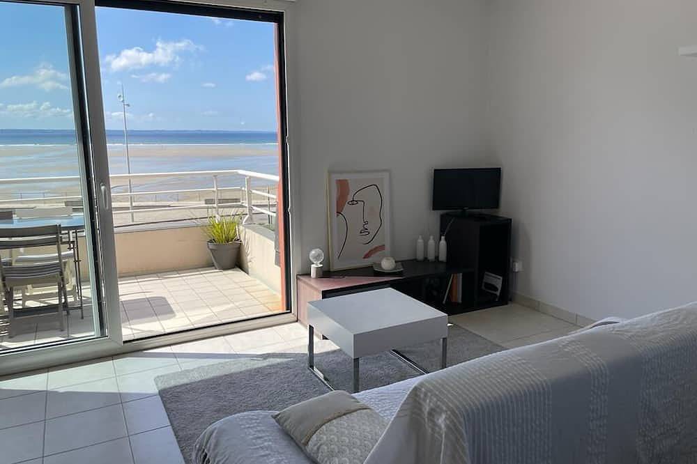 Entire apartment, Beachfront apartment with balcony 50 m from the beach in Saint-Nic, Châteaulin region