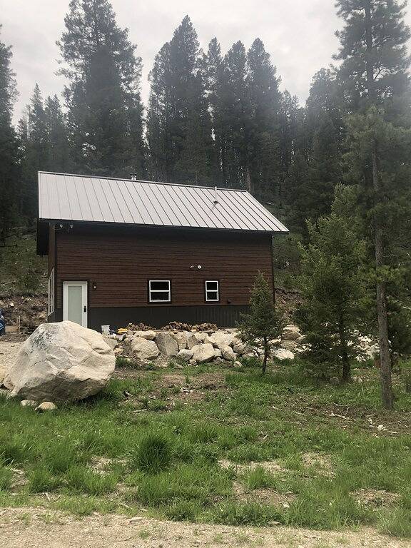 Big Hole Valley cabin near river access in Anaconda-Deer Lodge County, Deer Lodge County