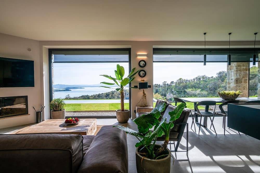 Brand new villa! Infinity heated pool with whirlpool massage and stunning view in Passignano sul Trasimeno, Lago Trasimeno