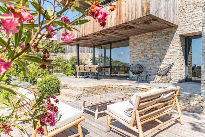 Villa pour 8 personnes, avec terrasse ainsi que piscine et jardin