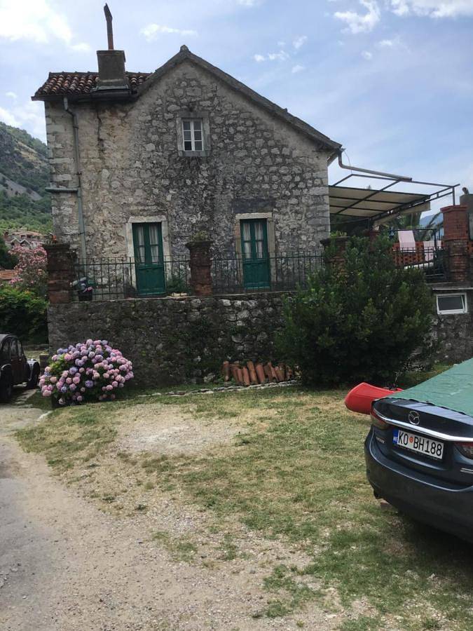 Gîte pour 4 personnes, avec terrasse et jardin dans Risan - 3