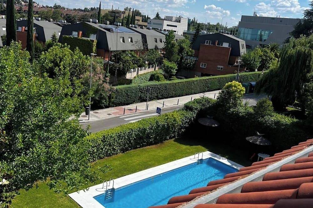 Apartamento entero, Apartamento tipo loft 60m2,cocina y baño independiente.piscina,parking y jardín. in Las Rozas, Área Metropolitana de Madrid