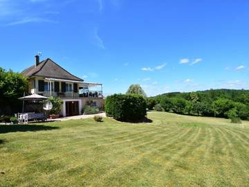 Gîte pour 4 personnes, avec piscine ainsi que terrasse et jardin à Chaumard