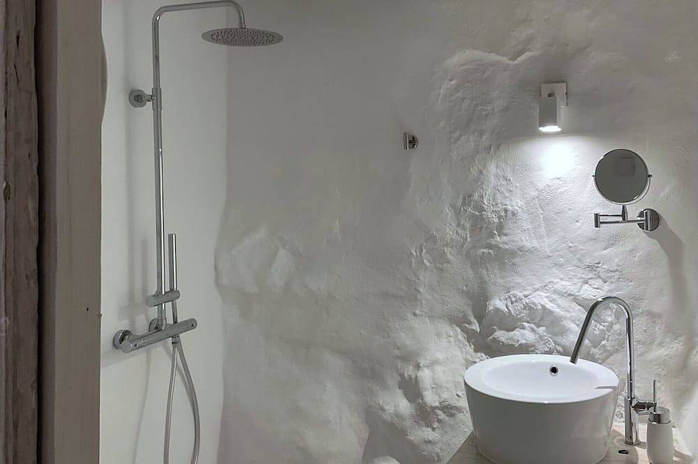 Casa No.45 está espectacularmente construida en la roca de El Tajo, Montejaque. in Montejaque, Provincia de Málaga