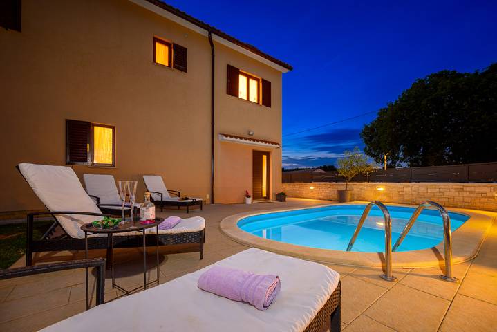 Villa pour 5 personnes, avec Balcon ainsi que Terrasse et Piscine à Barban