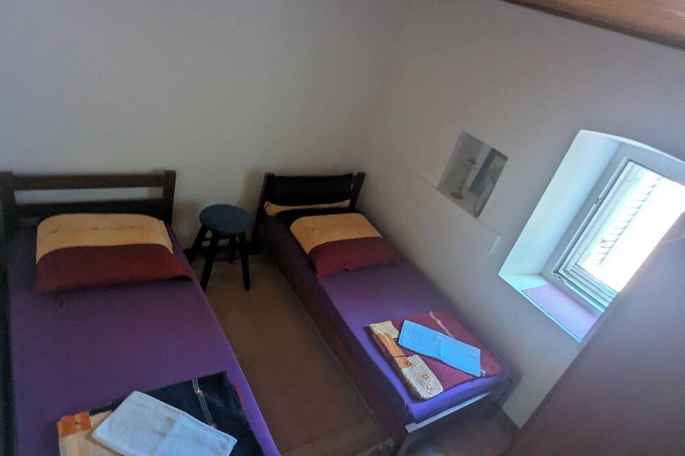 Lovely room (each 80€ for 2 persons) with bathroom (+10€ per day for kitchen) in Municipalité de Budva