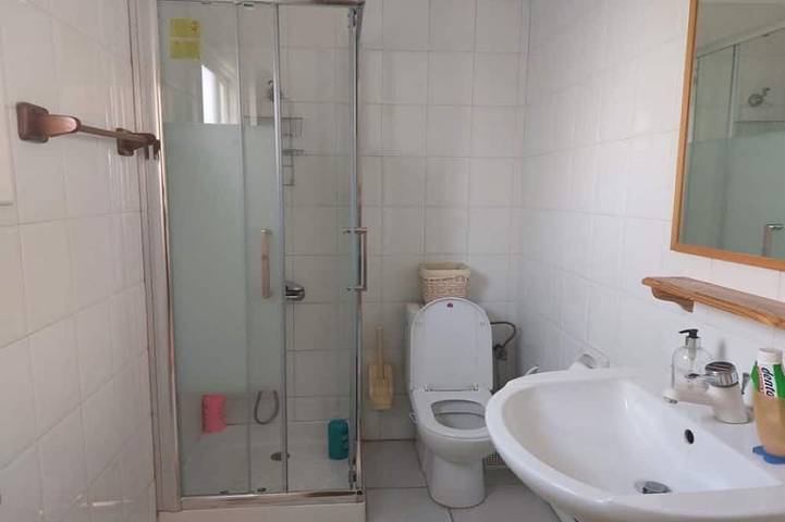 Ganze Wohnung, Renovated Ensuite Studio by the Beach in Limassol, Südzypern