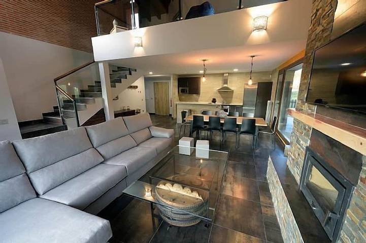 Casa rural con piscina para 10 personas, con jardín y jacuzzi en Provincia de Soria