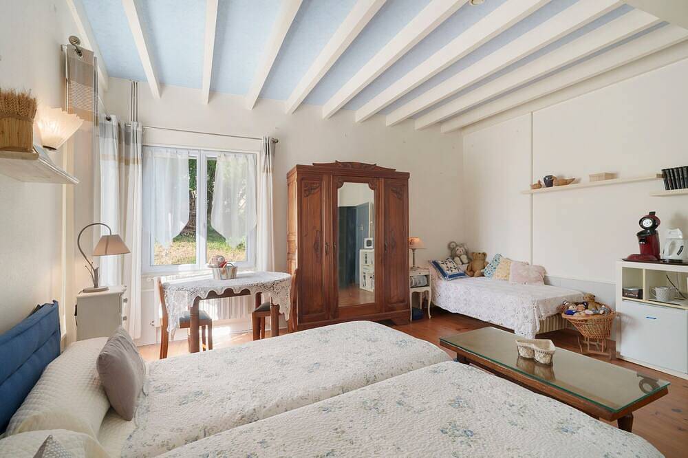 Chambre d’hôtes « Chambre Bleue » avec jardin privé, Wi-Fi et climatisation in Saint-Aulaye, Périgord Vert