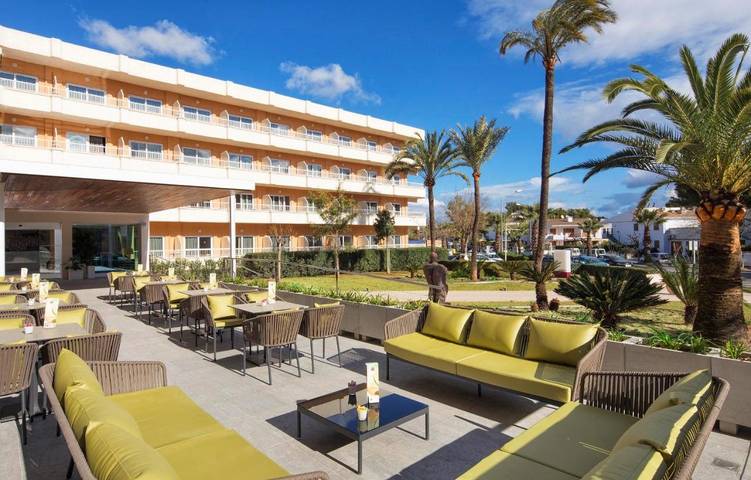 Hôtel pour 3 personnes, avec piscine et jacuzzi ainsi que sauna et balcon