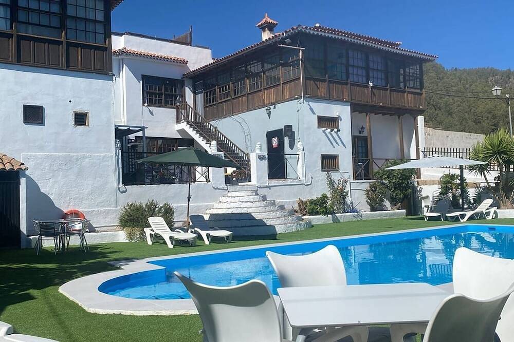Ganze Wohnung, This room is a bunk room with two single bunk beds. The bathroom and showers are shared with the two other bunk rooms . in Vilaflor, Teneriffa Süd