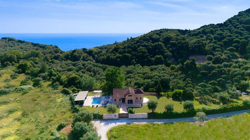 Location de vacances pour 10 personnes, avec Balcon et Jacuzzi ainsi que Terrasse et Jardin dans Dragotiná