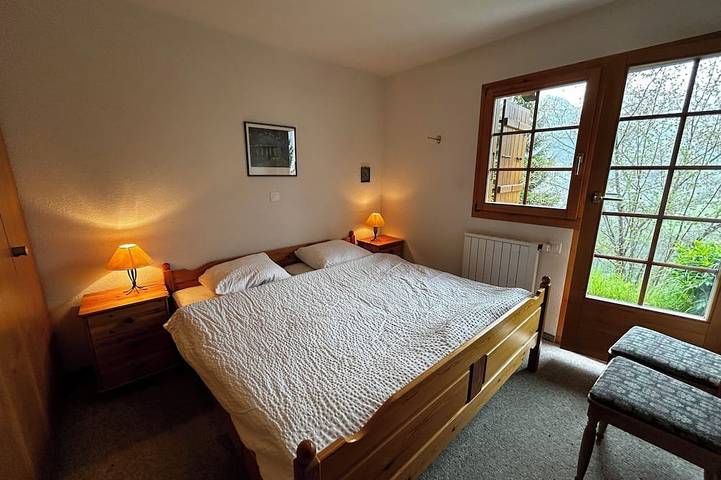 Sehr komfortables Chalet für 6 Personen: Erdgeschoss: Wohnraum mit Kamin - Küche mit Spülmaschine, F in Grimentz, Anniviers
